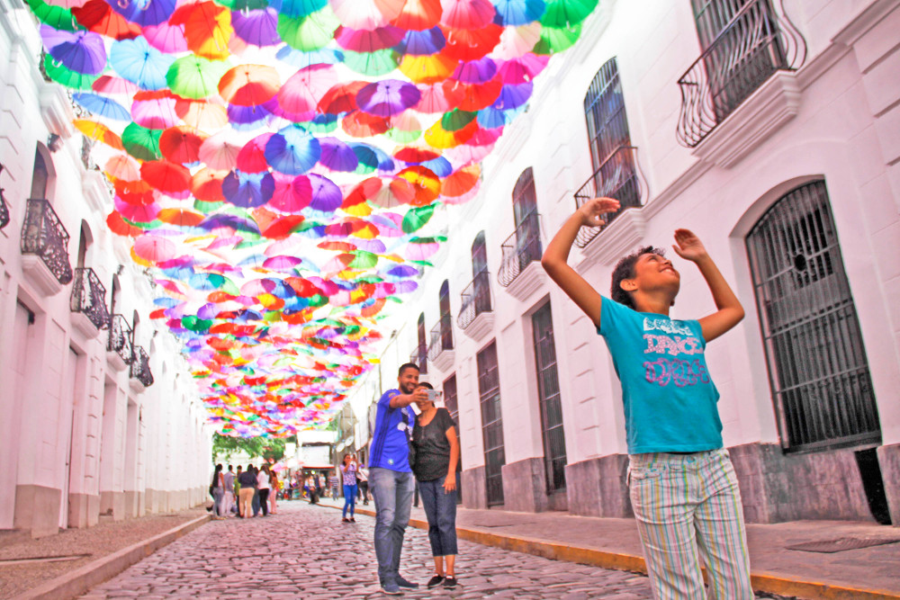 Por qué tantas fotos de paraguas decorando calles?