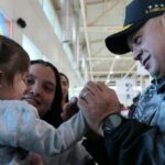 Joven migrante denuncia que fue maltratada junto a su hija por funcionarios de EE.UU.