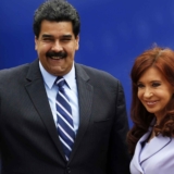 Venezuela's President Nicolas Maduro (L) and his Argentine counterpart Cristina Fernandez de Kirchner wave during the Southern Common Market (MERCOSUR) trade bloc annual presidential 47th summit in Parana, north of Buenos Aires December 17, 2014. REUTERS/Enrique Marcarian (ARGENTINA - Tags: POLITICS)