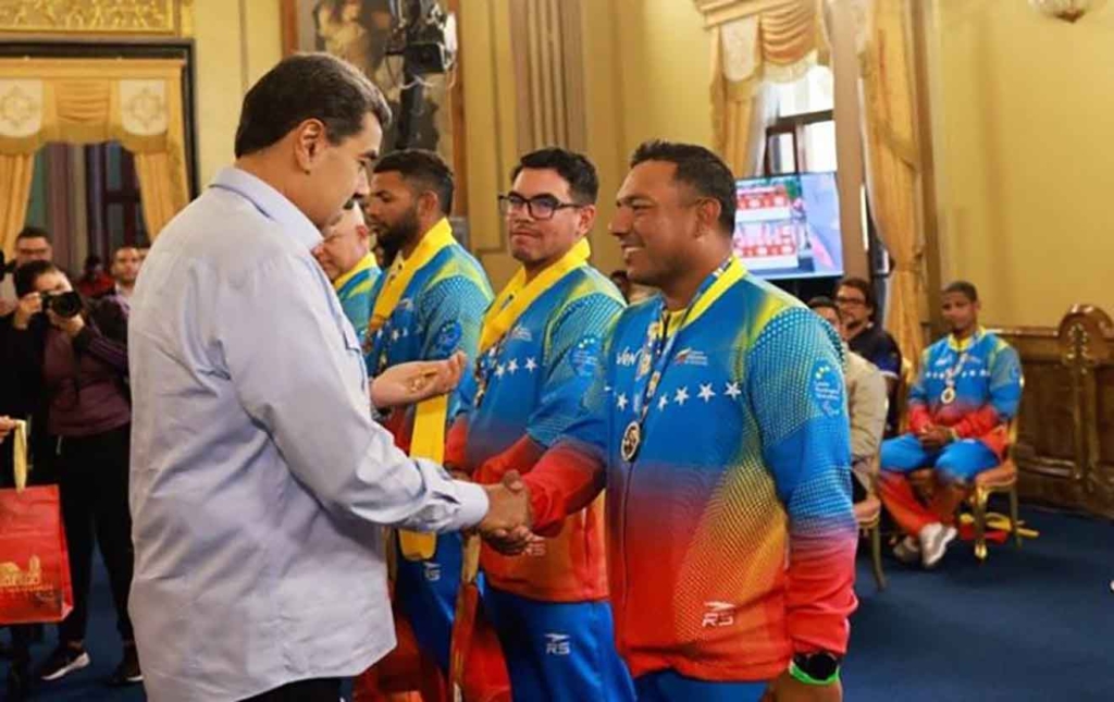 Presidente Maduro condecora selección de Softball venezolana