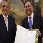 Embajador de Indonesia entrega Copias de Estilo al canciller Yván Gil