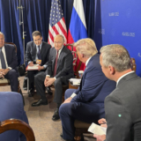 Anchorage (EE.UU.), 15/08/2025.- El presidente estadounidense, Donald Trump, y su homólogo, Vladímir Putin, comenzaron su reunión a puerta cerrada bajo el lema "Persiguiendo la Paz", acompañados de sus respectivas delegaciones de alto nivel y no en privado, como la Casa Blanca sugirió días antes. EFE/Margo Martin en su cuenta de X -SOLO USO EDITORIAL/SOLO DISPONIBLE PARA ILUSTRAR LA NOTICIA QUE ACOMPAÑA (CRÉDITO OBLIGATORIO)-