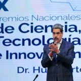 Maduro entrega Premios de Ciencia
