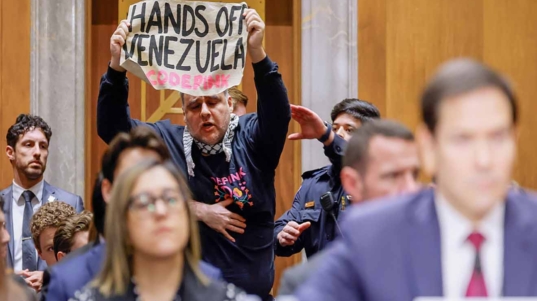 Manifestante interrumpe a Rubio en audiencia