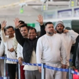 Migrantes-arriban-a-Venezuela-en-el-vuelo-104-del-plan-vuelta-a-la-patria2-696x503