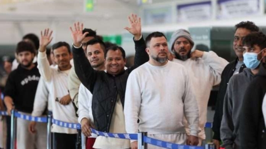 Migrantes-arriban-a-Venezuela-en-el-vuelo-104-del-plan-vuelta-a-la-patria2-696x503