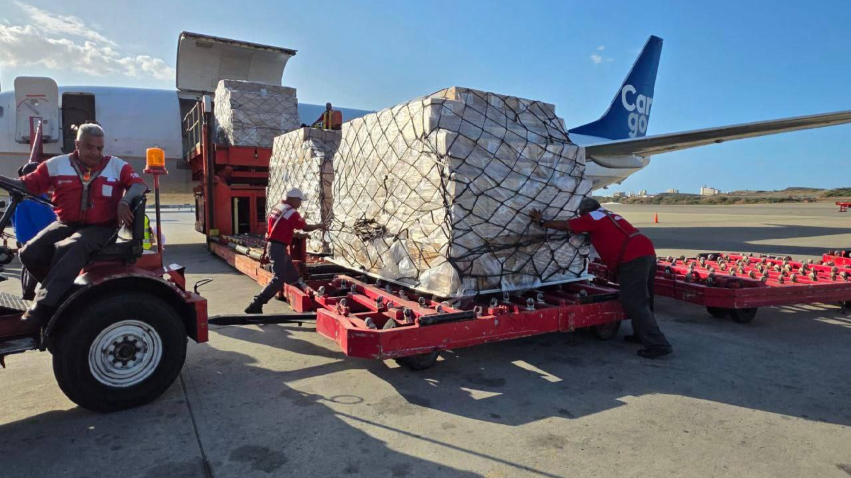 arriba-al-pais-tercer-cargamento-con-insumos-medicos-para-pacientes-de-nefrologia-cortesia-54545