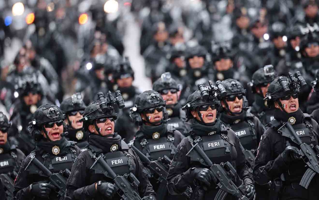 soldados mexicanos armados llegan a