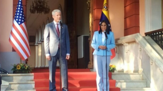 delcy-rodriguez-y-christopher-wright-56052