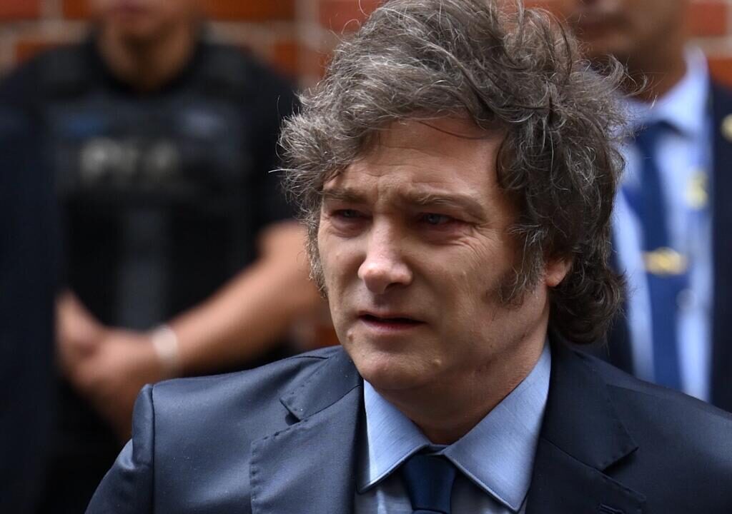 Milei llega tarde al Vaticano y no rinde honores al papa Francisco