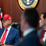 Legisladores demócratas y hasta republicanos critican a Trump por el bombardeo a Irán