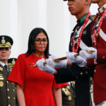 Bastón de Mando, simbólicas insignias de la FANB y réplica de la espada de Bolívar recibió la presidenta (e) Delcy Rodríguez