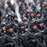 soldados mexicanos armados llegan a