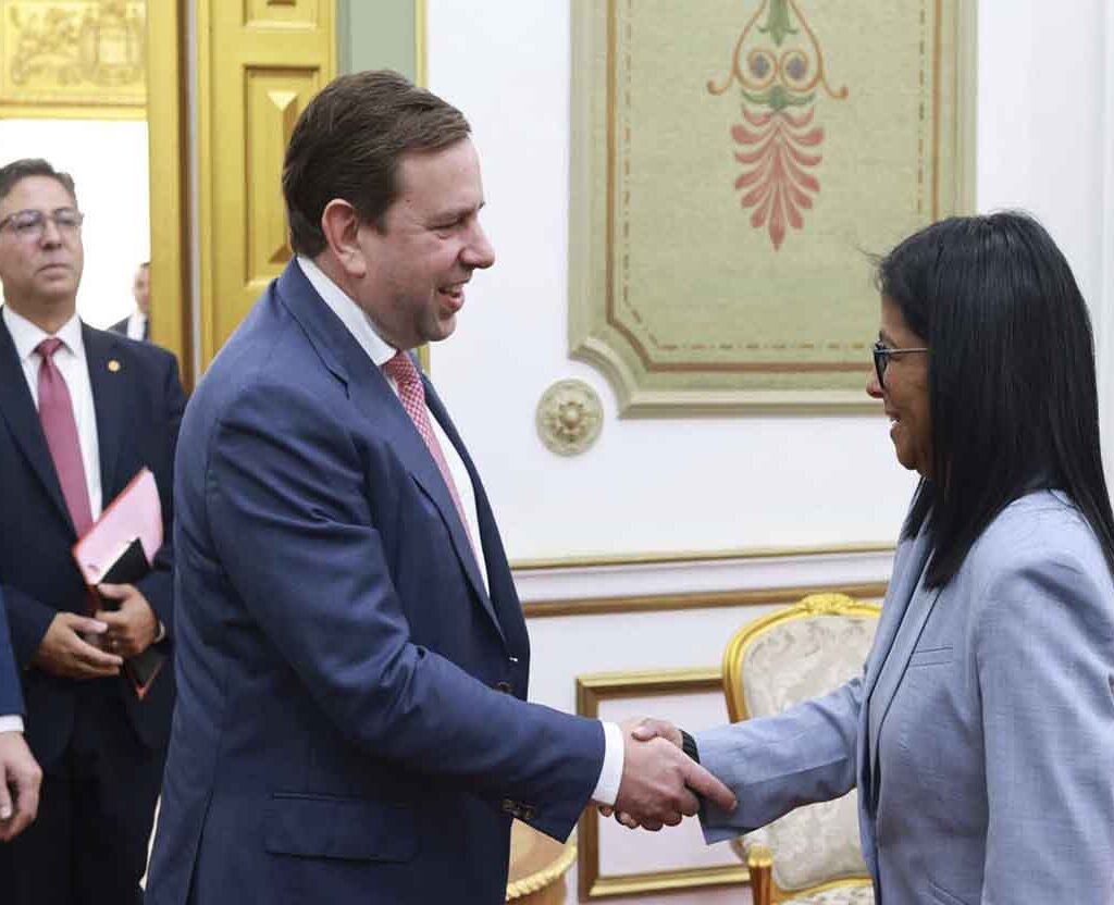 Presidenta encargada Delcy Rodríguez y directivos de Shell evalúan proyectos gasíferos