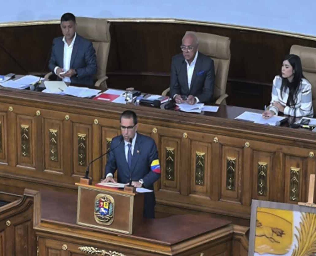 Arreaza presenta Ley de Amnistía y rechaza su uso con fines políticos