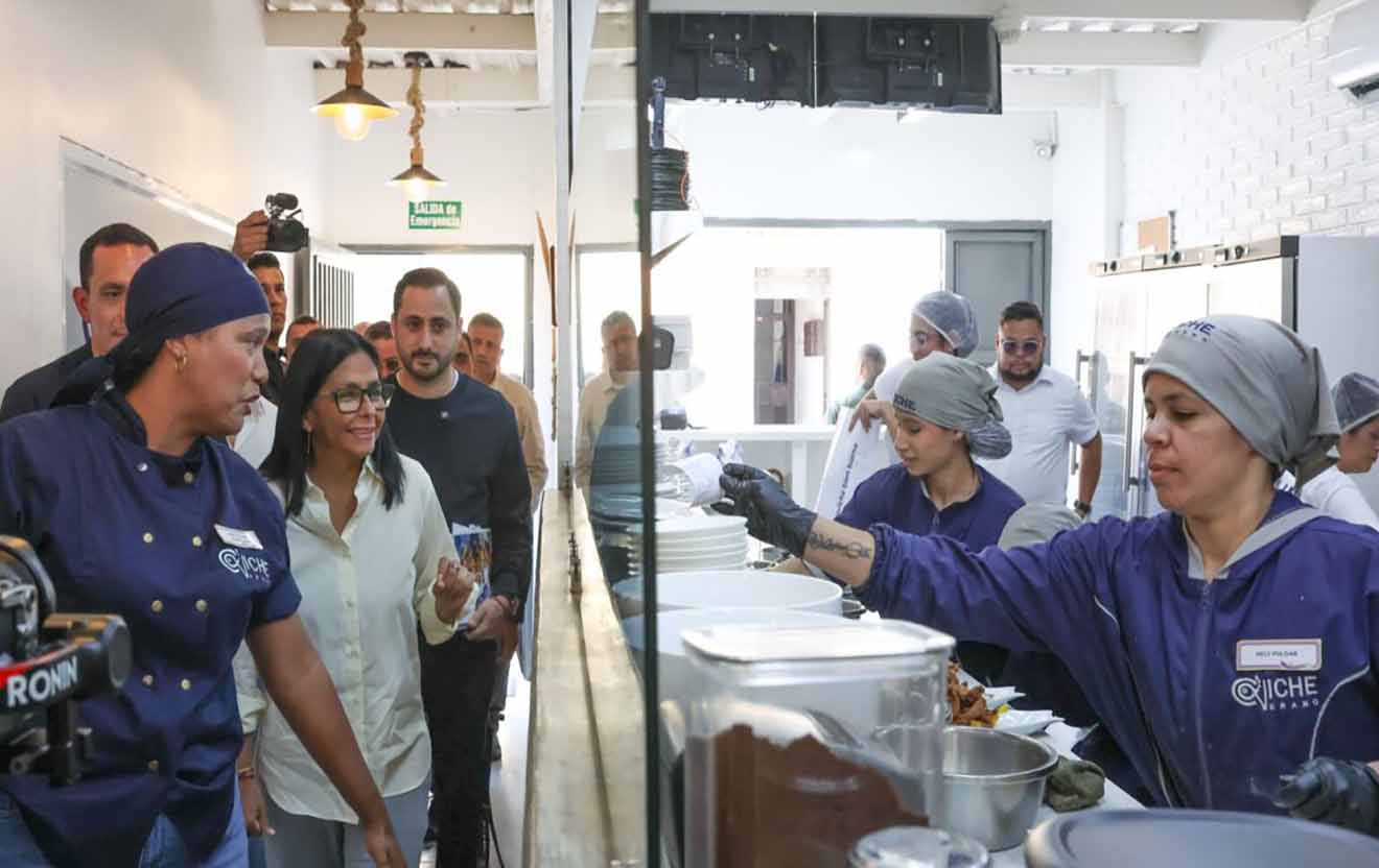 Presidenta encargada Delcy Rodríguez visitó emprendimiento «Ceviche Verano» en Sarría